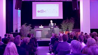 Bühnenbild der Keynote von Guido H. Baltes beim #hzNext20 Anniversary Event in München